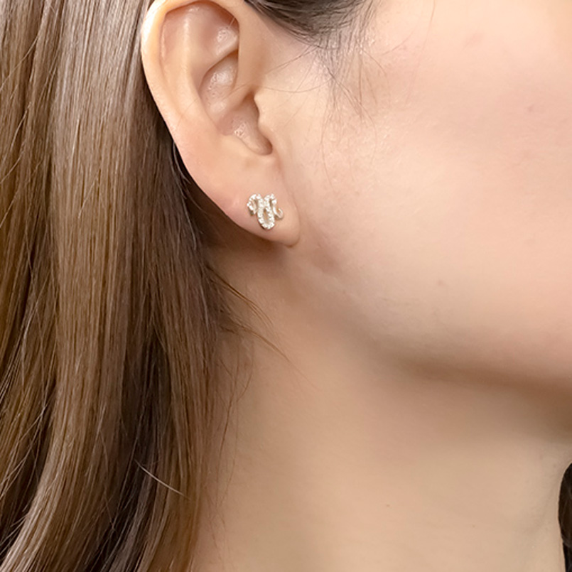 18金 蛇 ピアス ダイヤモンド レディース 馬蹄 装着簡単 お守り キャッチのいらないピアス ゴールド 18k キャッチナッシャー スネーク へび あすつく 送料無料の画像