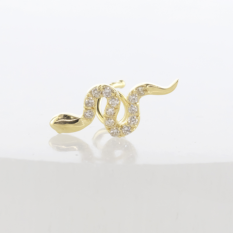 18金 蛇 ピアス ダイヤモンド レディース 装着簡単 金 お守り キャッチのいらないピアス ゴールド 18k キャッチナッシャー スネーク へび あすつく 送料無料の画像