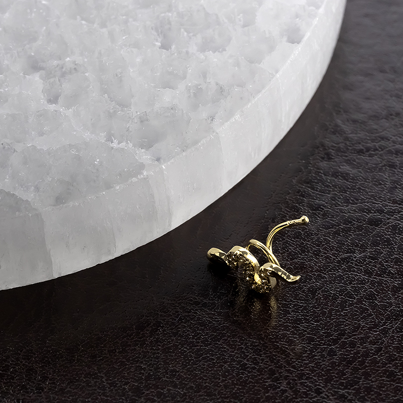 18金 蛇 ピアス ダイヤモンド レディース 装着簡単 金 お守り キャッチのいらないピアス ゴールド 18k キャッチナッシャー スネーク へび あすつく 送料無料の画像