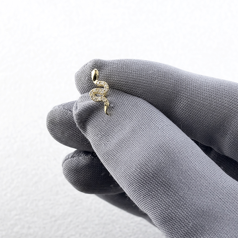 18金 蛇 ピアス ダイヤモンド レディース 装着簡単 金 お守り キャッチのいらないピアス ゴールド 18k キャッチナッシャー スネーク へび あすつく 送料無料の画像