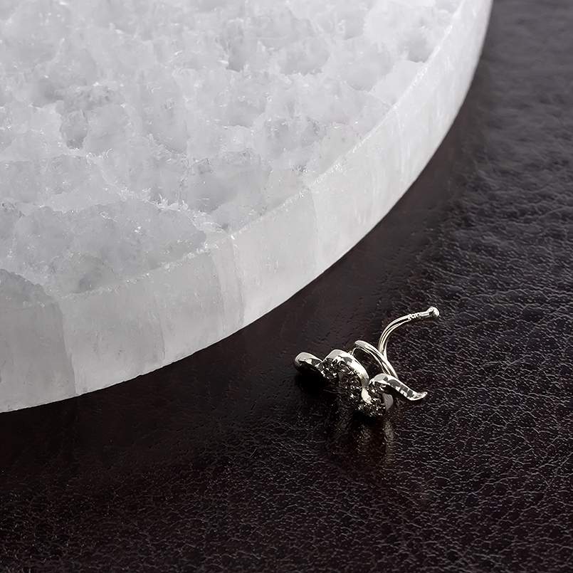 プラチナ 蛇 ピアス ダイヤモンド レディース 装着簡単 金 お守り キャッチのいらないピアス pt900 キャッチナッシャー スネーク へび あすつく 送料無料 saleの画像