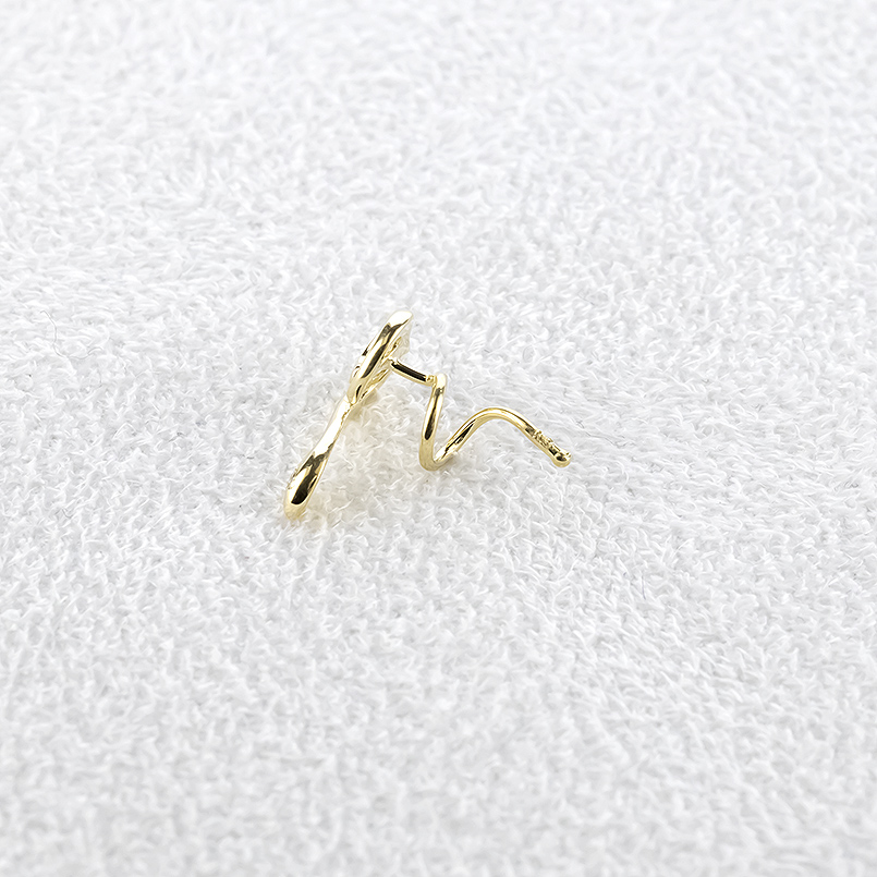 18金 蛇 ピアス ダイヤモンド ハート 装着簡単 お守り キャッチのいらないピアス ゴールド 18k キャッチナッシャー スネーク へび 男女兼用 あすつく 送料無料の画像