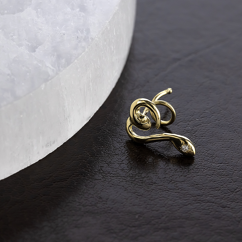 18金 蛇 ピアス ダイヤモンド ハート 装着簡単 お守り キャッチのいらないピアス ゴールド 18k キャッチナッシャー スネーク へび 男女兼用 あすつく 送料無料の画像