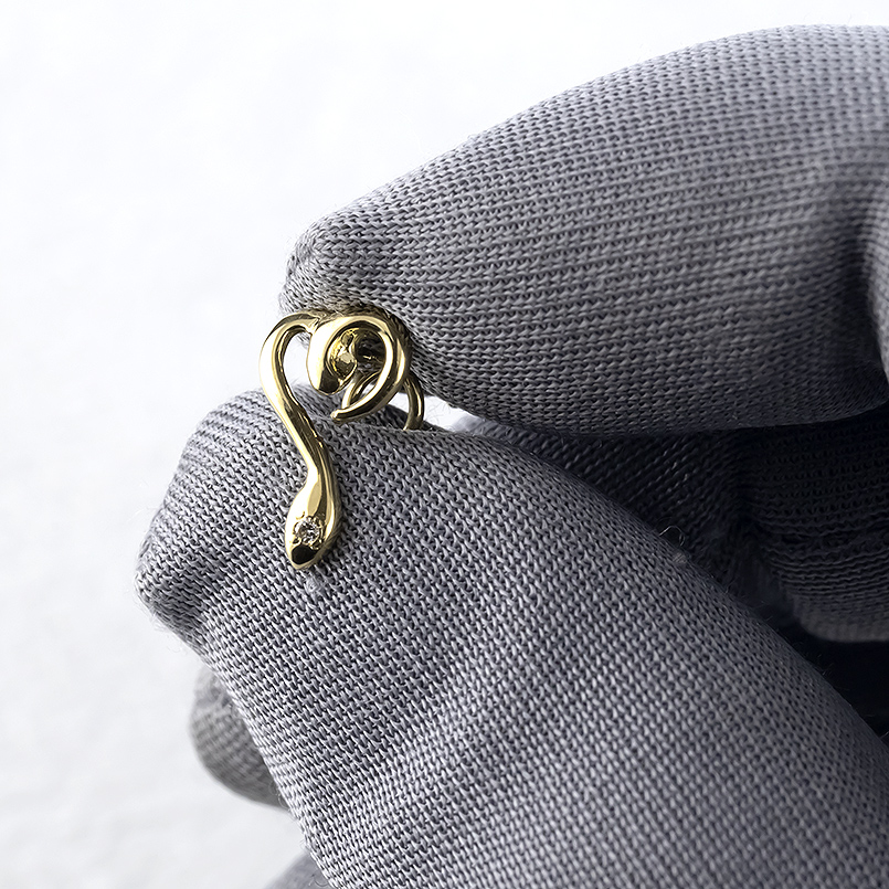 18金 蛇 ピアス ダイヤモンド ハート 装着簡単 お守り キャッチのいらないピアス ゴールド 18k キャッチナッシャー スネーク へび 男女兼用 あすつく 送料無料の画像