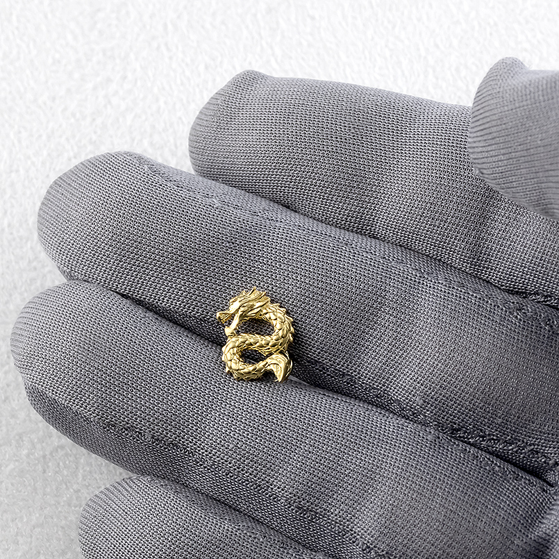24金 ピアス 純金 龍 メンズ 片耳 装着簡単 金 お守り キャッチのいらないピアス キャッチナッシャー ドラゴン 竜 ゴールド 18k 18金 あすつく 送料無料 saleの画像