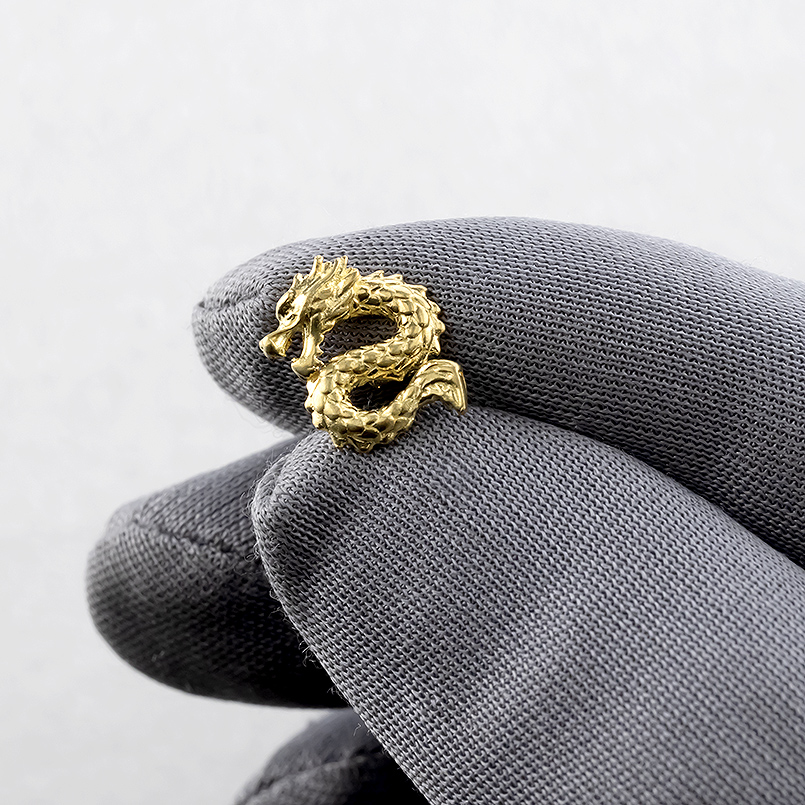 24金 ピアス 純金 龍 メンズ 片耳 装着簡単 金 お守り キャッチのいらないピアス キャッチナッシャー ドラゴン 竜 ゴールド 18k 18金 あすつく 送料無料 saleの画像