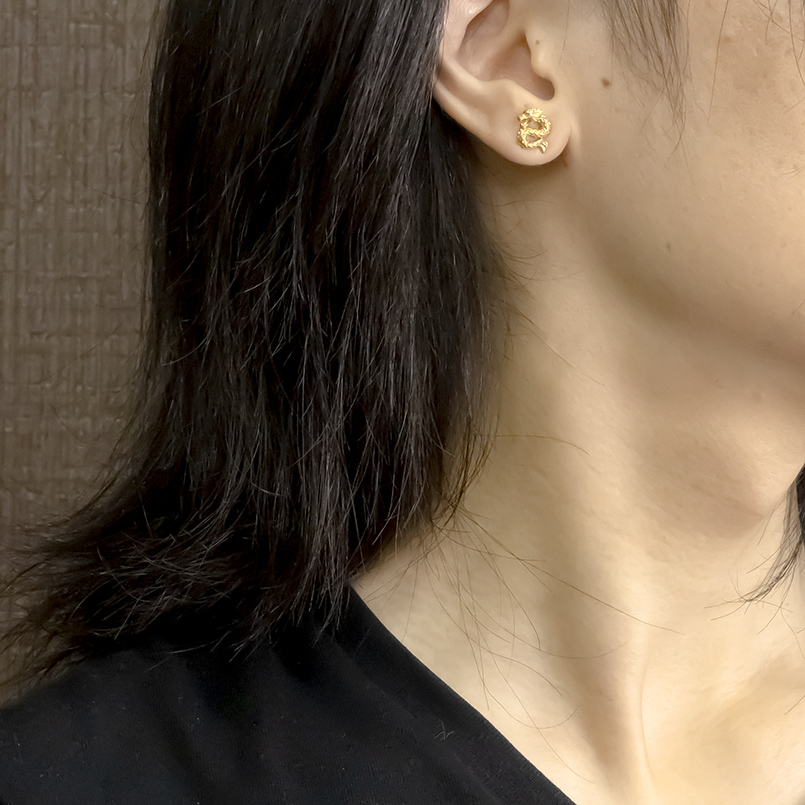 24金 ピアス 純金 龍 メンズ 片耳 装着簡単 金 お守り キャッチのいらないピアス キャッチナッシャー ドラゴン 竜 ゴールド 18k 18金 あすつく 送料無料 saleの画像