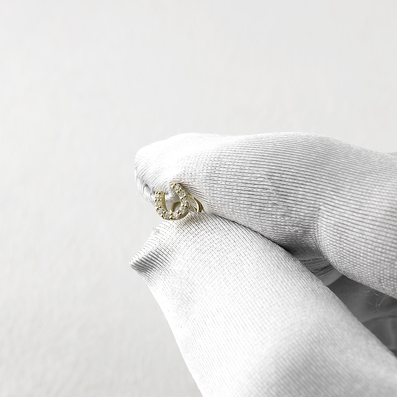 18金 ピアス レディース 馬蹄 ダイヤモンド 片耳 ゴールド 18k つけっぱなし 簡単装着 キャッチのいらないピアス キャッチナッシャー ホースシュー あすつくの画像