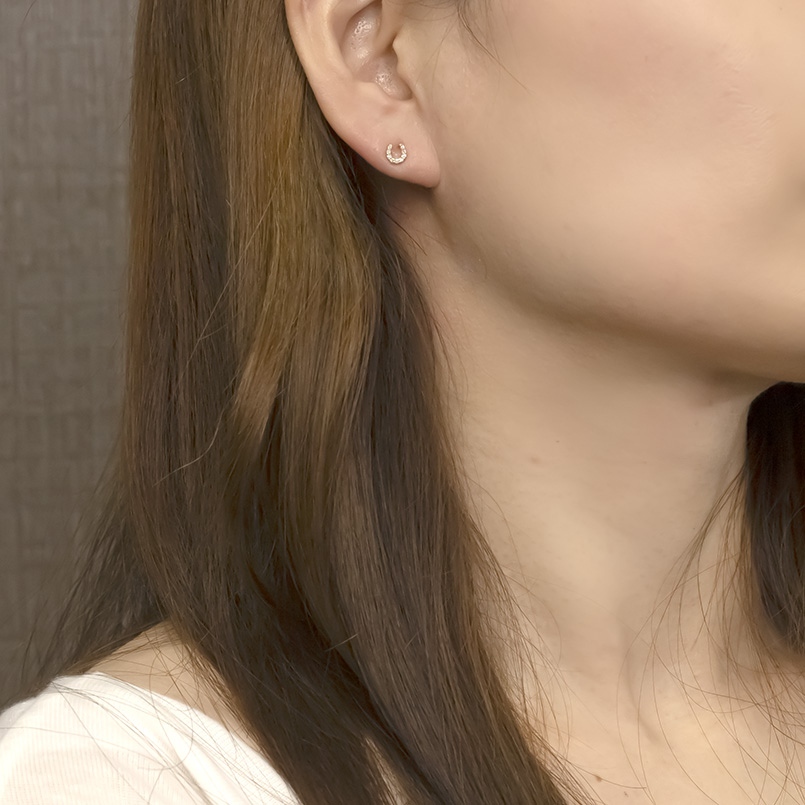 18金 ピアス レディース 馬蹄 ダイヤモンド 片耳 ゴールド 18k つけっぱなし 簡単装着 キャッチのいらないピアス キャッチナッシャー ホースシュー あすつくの画像
