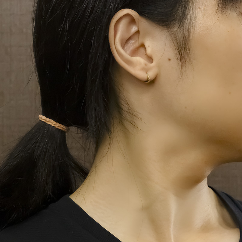 18金 フープピアス 小さい 18k レディース 片耳 月甲 ピアス ゴールド 小さめ 小ぶり 普段使い イエローゴールドk18 シンプル あすつく 送料無料 セール saleの画像