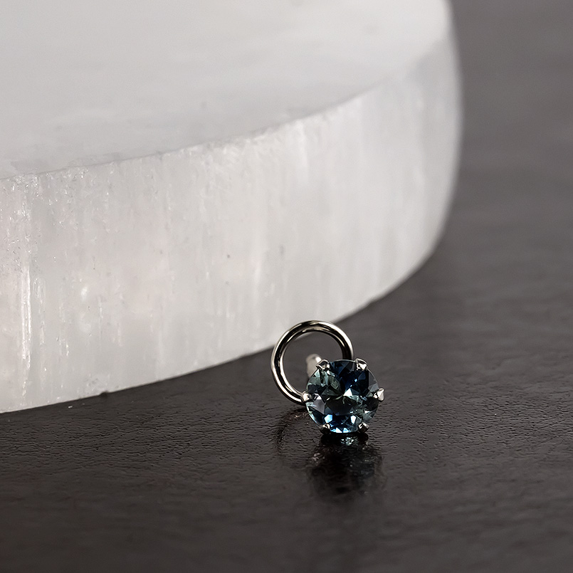 プラチナ ピアス モンタナサファイア 片耳 pt900 つけっぱなし 簡単装着 キャッチのいらないピアス キャッチナッシャー 男女兼用 あすつく 送料無料 セール saleの画像