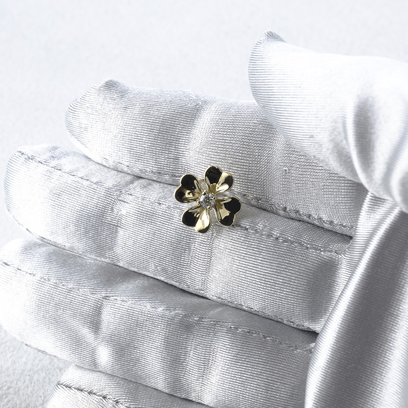 18金 ピアス 四つ葉 クローバー ダイヤモンド レディース 片耳 ゴールド 18k 簡単装着 キャッチのいらないピアス キャッチナッシャー 送料無料 セールの画像