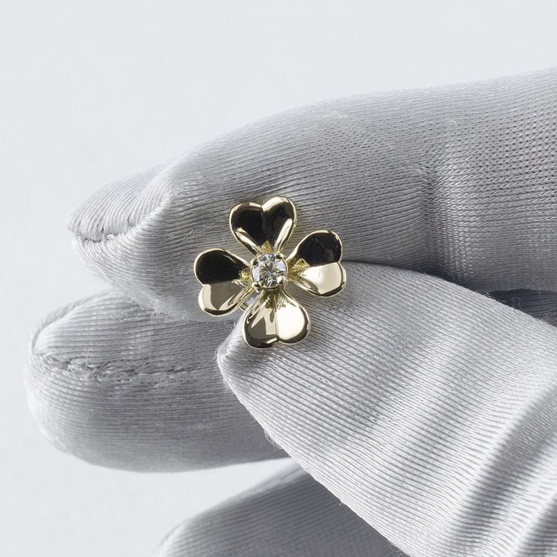 18金 ピアス 四つ葉 クローバー ダイヤモンド レディース 片耳 ゴールド 18k 簡単装着 キャッチのいらないピアス キャッチナッシャー 送料無料 セールの画像