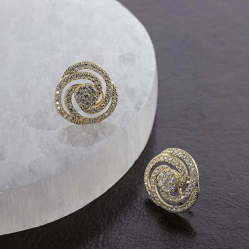 ジュエリー工房アトラス 18金 ピアス ペア ダイヤモンド 0.72ct 装着 