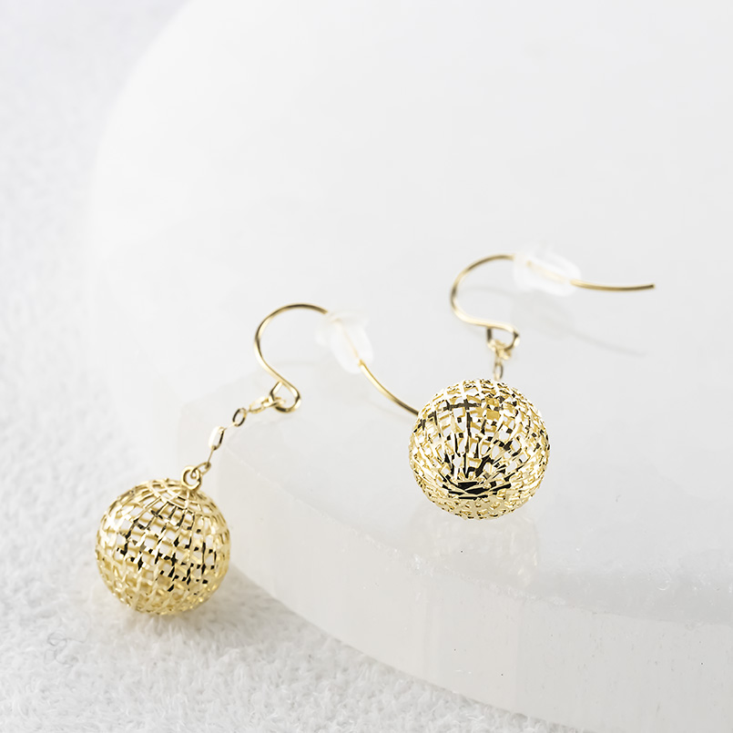 18金 ピアス 丸玉 透かし ロングピアス レディース ペア 揺れる ゆれる ゴールド 18k イエローゴールドK18 カット フックピアス あすつく 送料無料 セール saleの画像