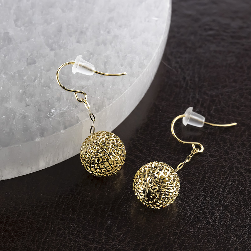 18金 ピアス 丸玉 透かし ロングピアス レディース ペア 揺れる ゆれる ゴールド 18k イエローゴールドK18 カット フックピアス あすつく 送料無料 セール saleの画像