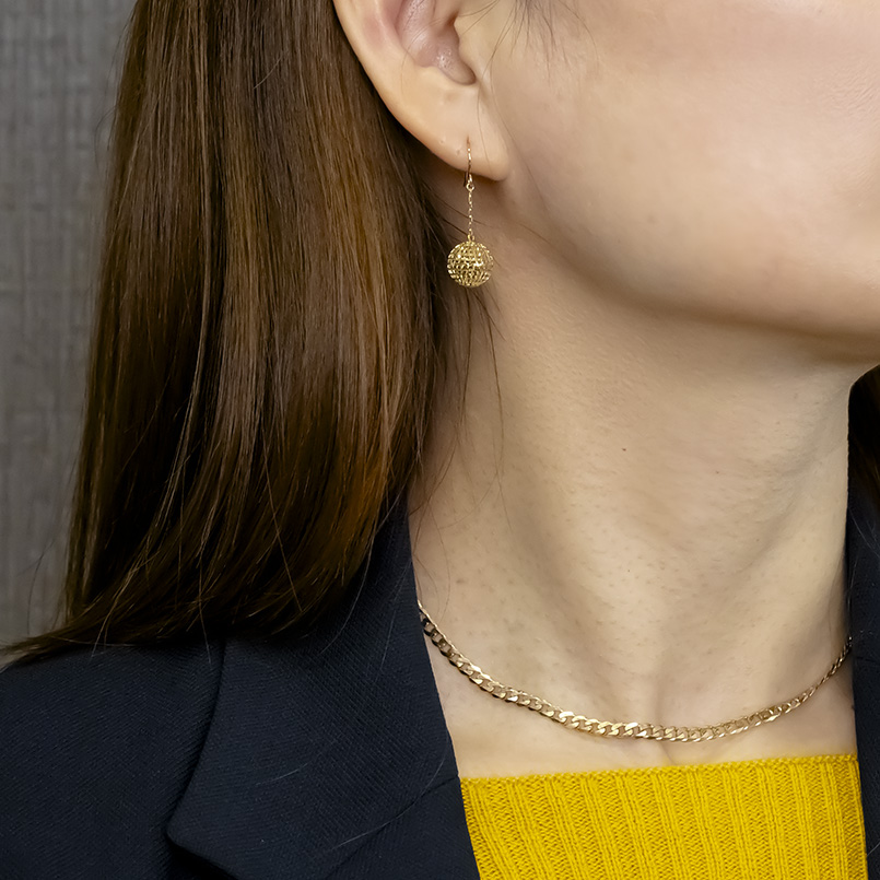 18金 ピアス 丸玉 透かし ロングピアス レディース ペア 揺れる ゆれる ゴールド 18k イエローゴールドK18 カット フックピアス あすつく 送料無料 セール saleの画像