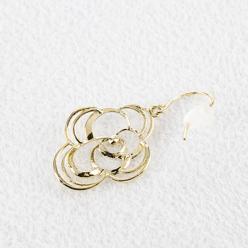 18金 ピアス 花 フラワー レディース ペア 揺れる ゆれる ミル打ち ゴールド 18k イエローゴールドK18 カット フックピアス あすつく 送料無料 セール saleの画像