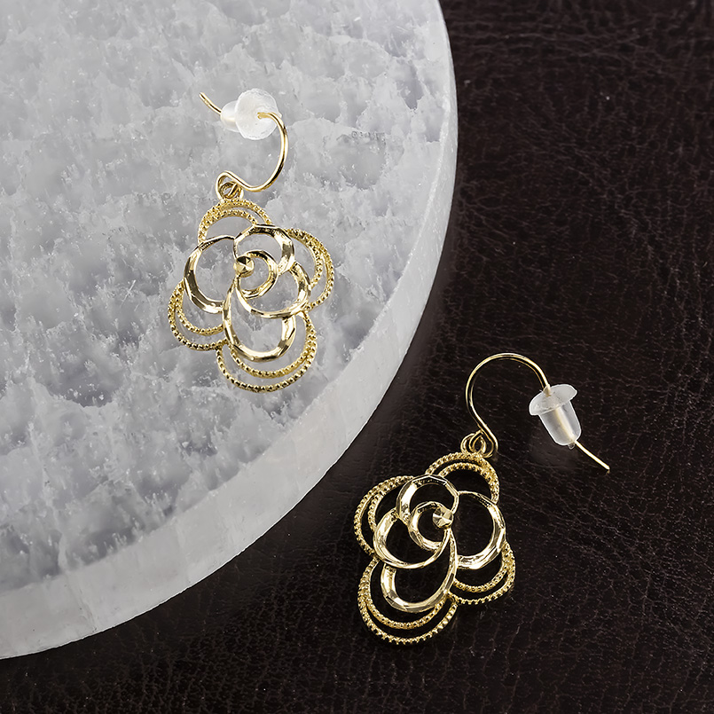 18金 ピアス 花 フラワー レディース ペア 揺れる ゆれる ミル打ち ゴールド 18k イエローゴールドK18 カット フックピアス あすつく 送料無料 セール saleの画像