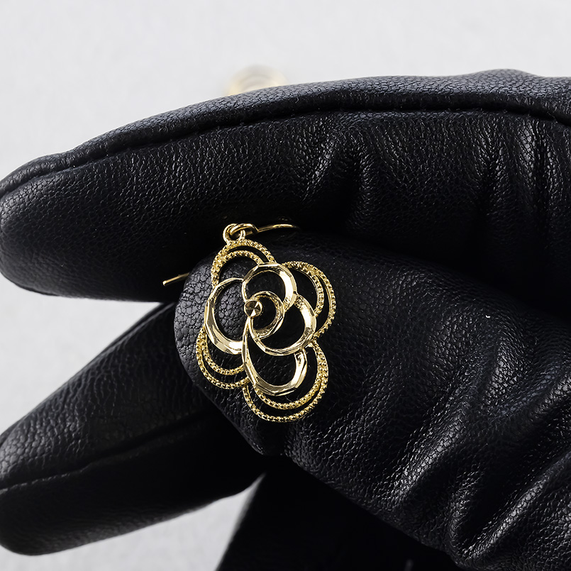 18金 ピアス 花 フラワー レディース ペア 揺れる ゆれる ミル打ち ゴールド 18k イエローゴールドK18 カット フックピアス あすつく 送料無料 セール saleの画像
