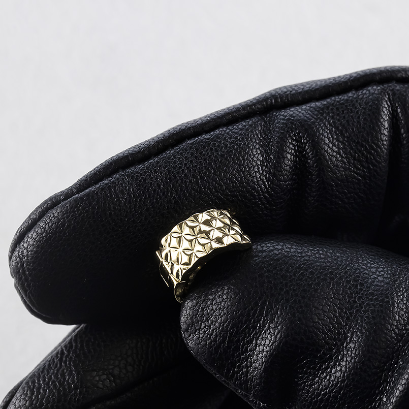 18金 フープピアス 片耳 中折れ式 ピアス 幅広 ゴールド 18k キルティング柄 普段使い イエローゴールドk18 シンプル あすつく 男女兼用 送料無料 セール saleの画像