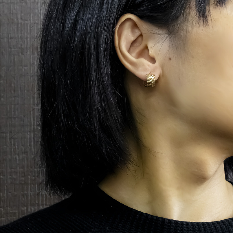 18金 フープピアス レディース 片耳 中折れ式 ピアス 幅広 透かし ゴールド 18k ミラーカット イエローゴールドk18 地金 人気 あすつく 送料無料 セール saleの画像
