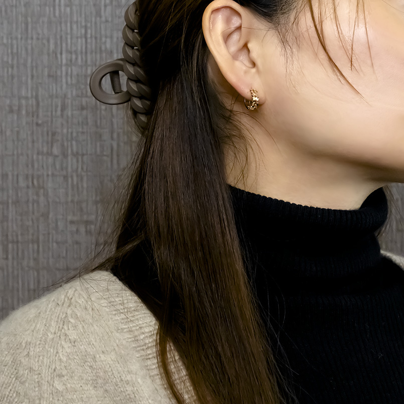 18金 フープピアス 花 片耳 レディース 地金 金 ゴールド 18k イエローゴールドk18 幅広 ピアス 普段使い フラワー シンプル あすつく 送料無料 セール saleの画像