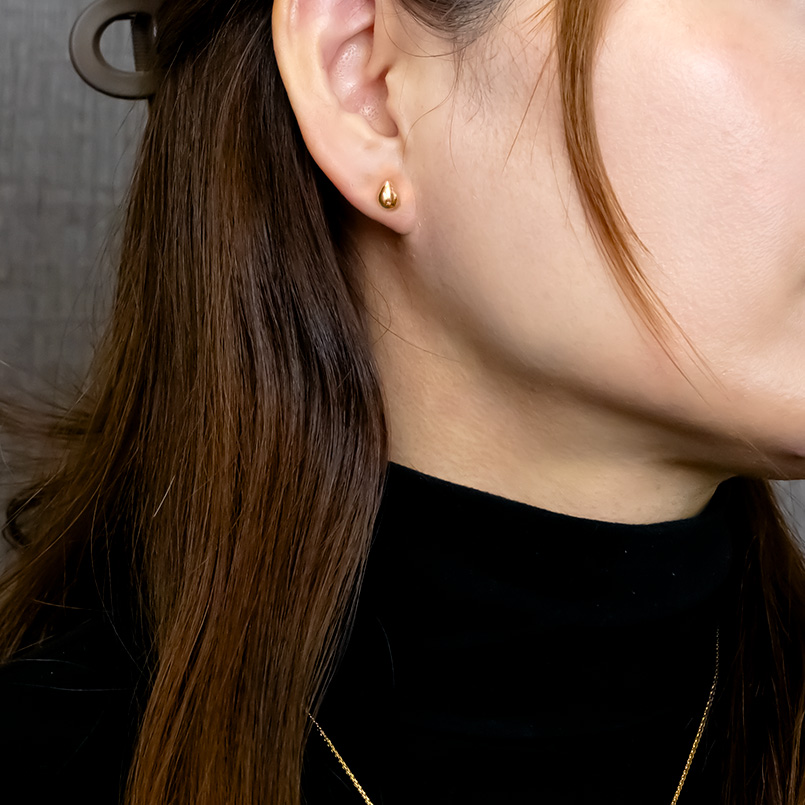 18金 ピアス ドロップ 片耳 ゴールド 18k つけっぱなし 簡単装着 キャッチのいらないピアス キャッチナッシャー 地金 男女兼用 あすつく 送料無料 セール saleの画像