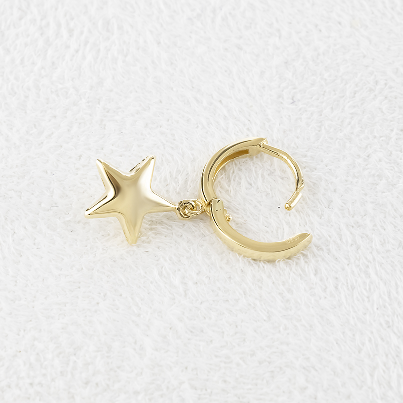 18金 フープピアス 星 片耳 揺れる ゆれる ゴールド 18k 地金 普段使い イエローゴールドk18 シンプル おしゃれ 人気 男女兼用 あすつく 送料無料 セール saleの画像