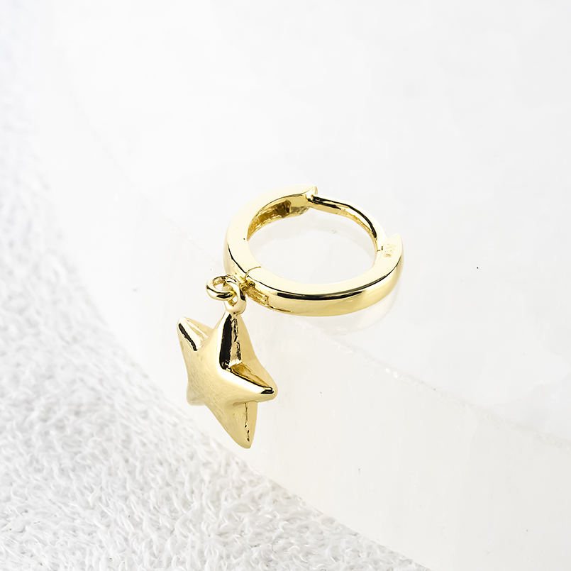 18金 フープピアス 星 片耳 揺れる ゆれる ゴールド 18k 地金 普段使い イエローゴールドk18 シンプル おしゃれ 人気 男女兼用 あすつく 送料無料 セール saleの画像