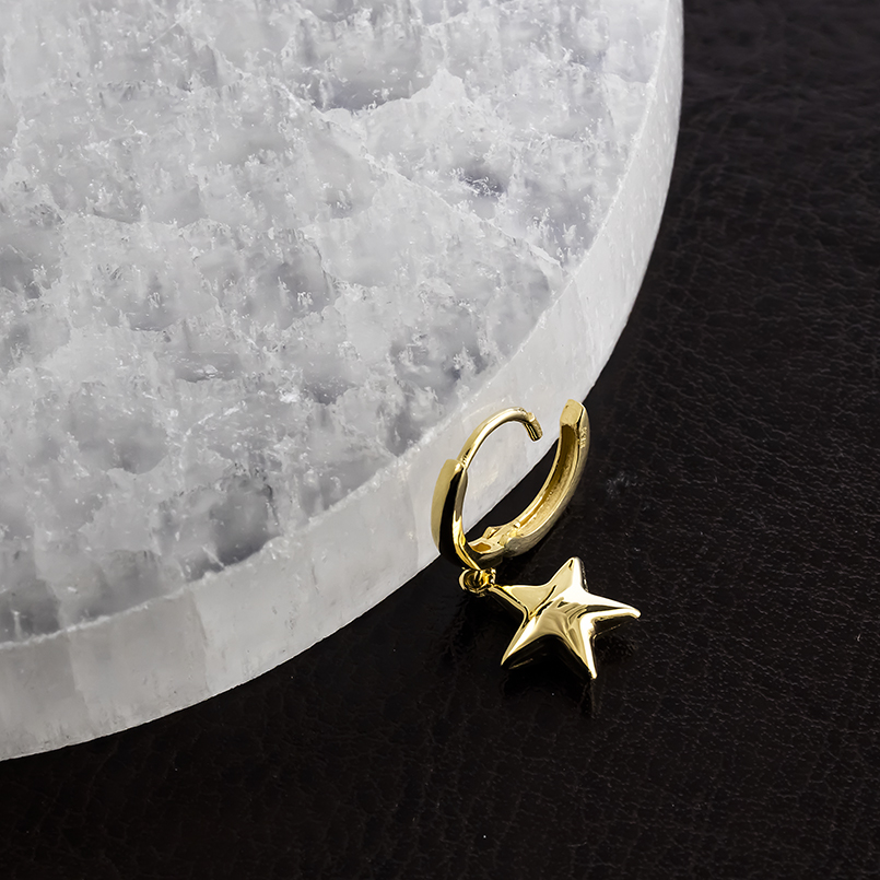 18金 フープピアス 星 片耳 揺れる ゆれる ゴールド 18k 地金 普段使い イエローゴールドk18 シンプル おしゃれ 人気 男女兼用 あすつく 送料無料 セール saleの画像