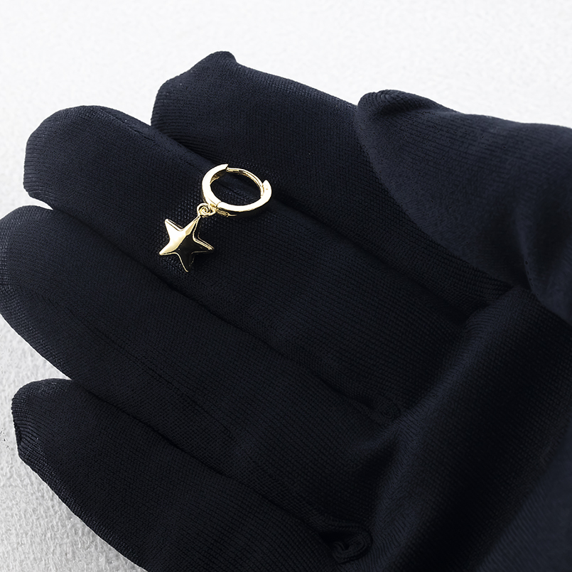 18金 フープピアス 星 片耳 揺れる ゆれる ゴールド 18k 地金 普段使い イエローゴールドk18 シンプル おしゃれ 人気 男女兼用 あすつく 送料無料 セール saleの画像