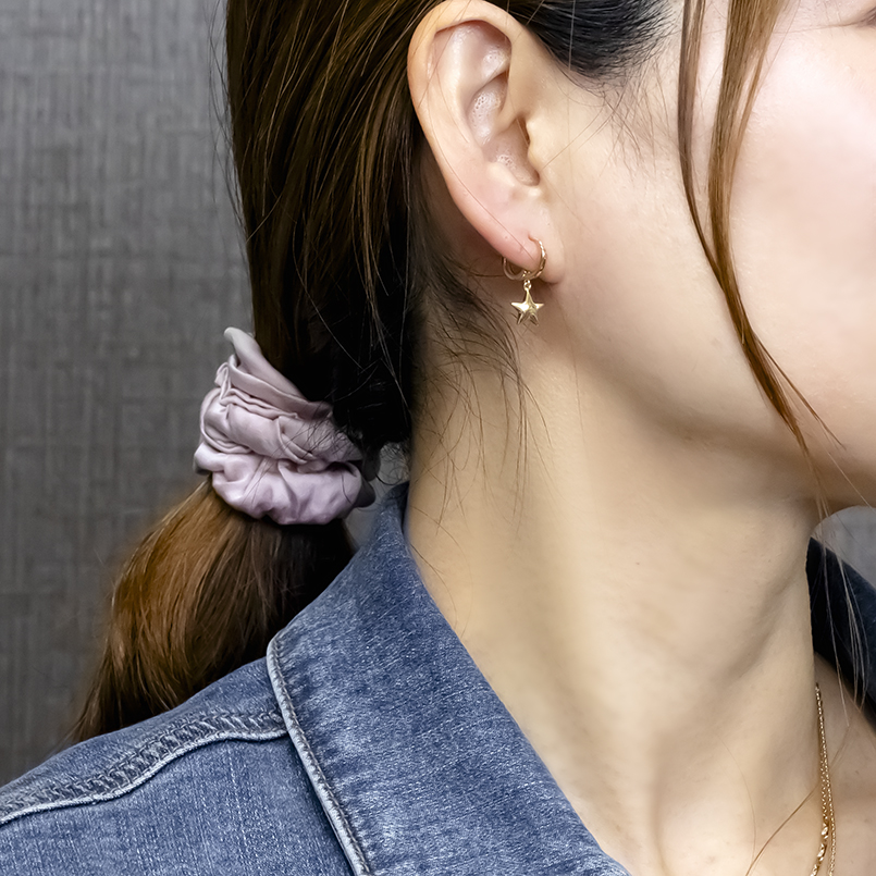 18金 フープピアス 星 片耳 揺れる ゆれる ゴールド 18k 地金 普段使い イエローゴールドk18 シンプル おしゃれ 人気 男女兼用 あすつく 送料無料 セール saleの画像