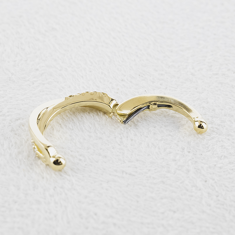 18金 イヤーカフ ダイヤモンド 中折れ式 イヤーラップ イヤークリップ 片耳 ゴールド 18k 金 シンプル おしゃれ 人気 男女兼用 あすつく 送料無料 セール saleの画像
