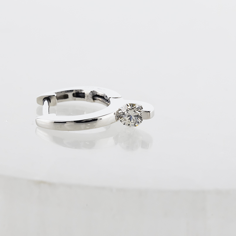 プラチナ フープピアス ダイヤモンド 0.1ct 片耳 メンズ 普段使い pt900 リングピアス シンプル おしゃれ 人気 あすつく 送料無料 セール saleの画像