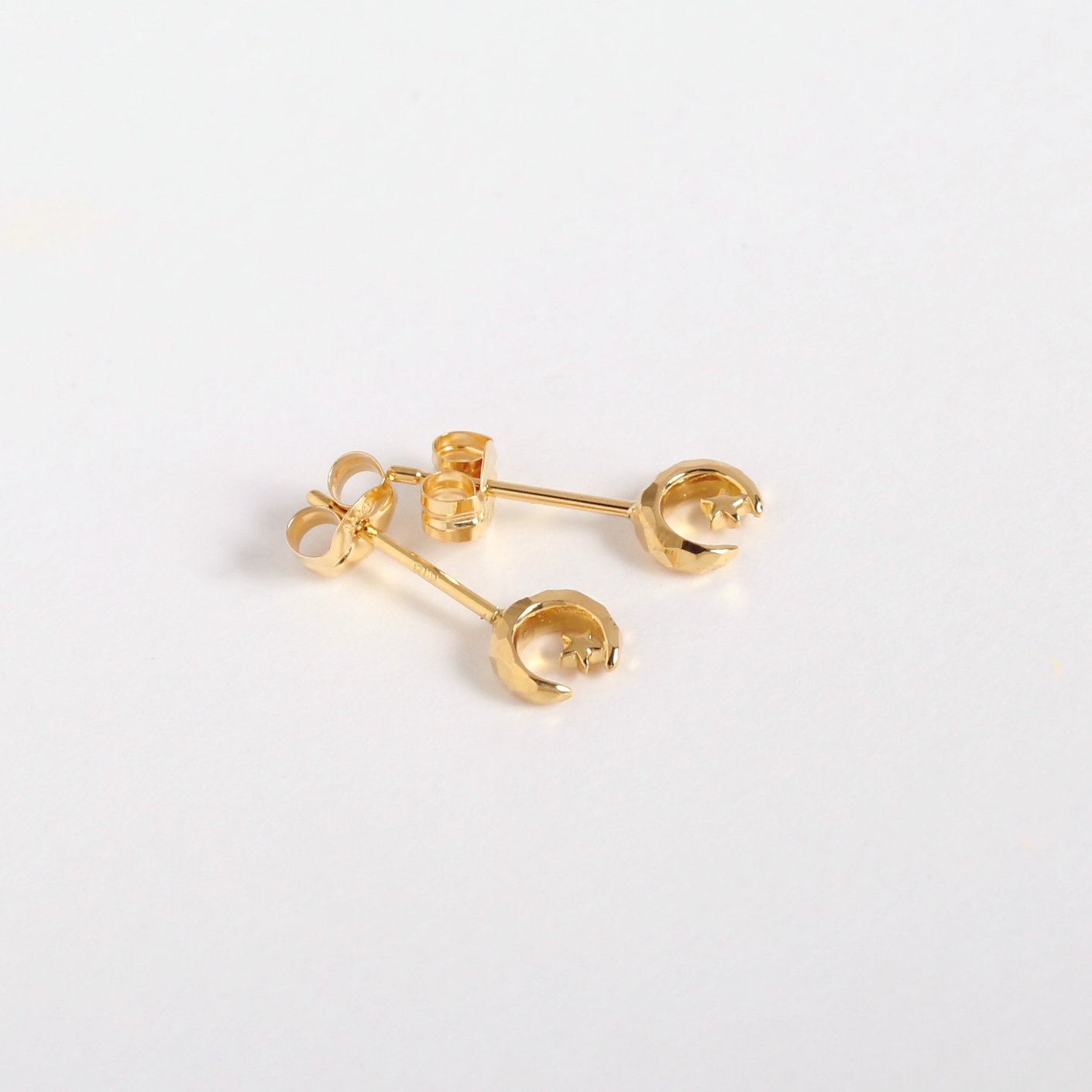 AVARON Natural Pierce K18 一粒ダイヤモンドピアス AVARON Natural Pierce K18 一粒ダイヤモンドピアス