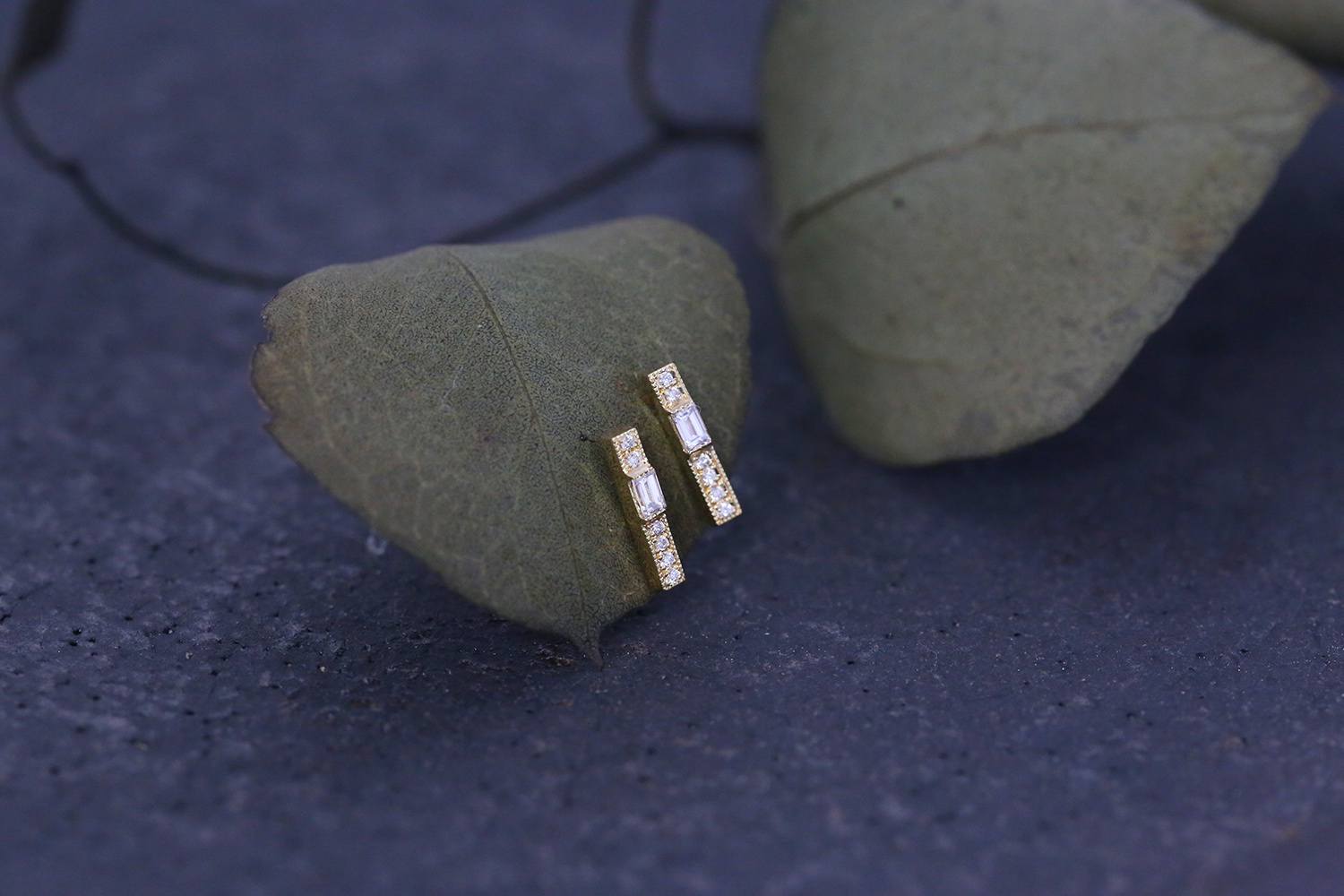 Avaron（アヴァロン） バゲットカット ダイヤモンド バー ピアス