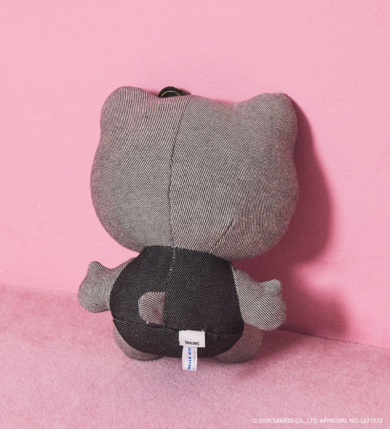 SOMETHING × ハローキティ  オールデニム ぬいぐるみ サムシング HELLO KITTY 人形 コラボ QNAK20-0001の画像