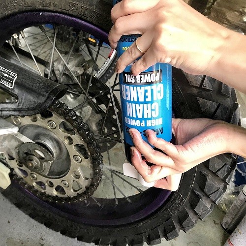 (送料無料)AZ MCC-002 バイク用チェーンクリーナー パワーゾルスプレー 650ml (ブラシ付) 4本/送料無料(北海道・沖縄・離島除く)