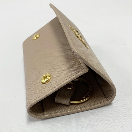 チャンドラー様用新品未使用・PRADA ベージュ キーケース 未使用に近い プラダ 4連 キーケース ロゴ サフィアーノレザー 箱付