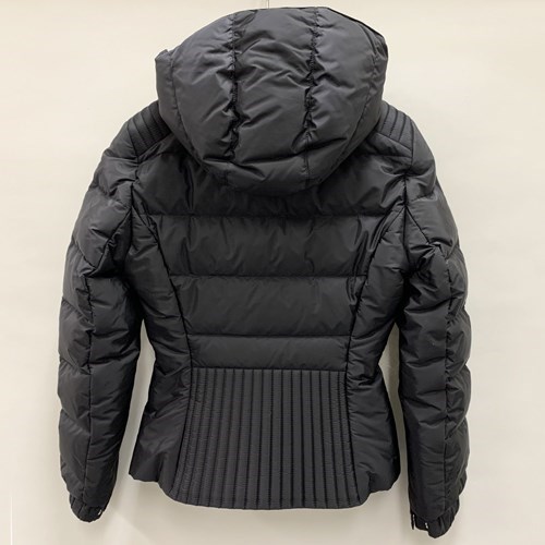 ★極美品★ロゴプレート★軽量ダウン★レディース★PRADA★46★プラダ★ ✨極美品✨プラダ ロゴプレート ダウンジャケット フード付き