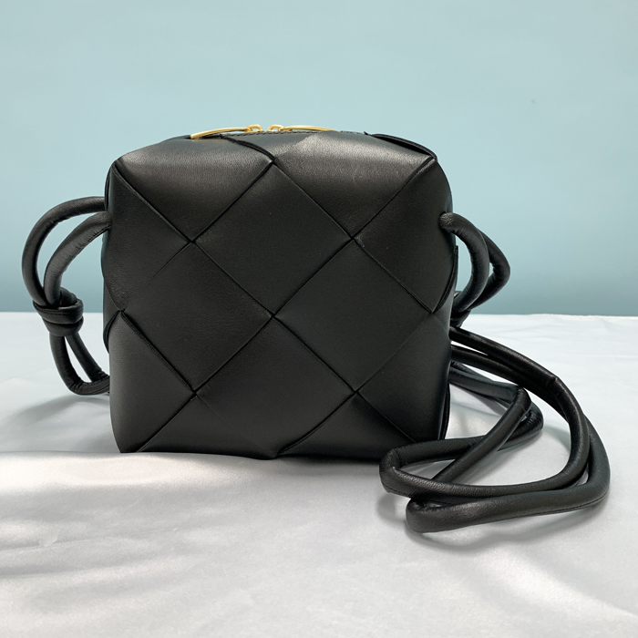 BOTTEGA VENETA（ボッテガ・ヴェネタ） ポシェット ショルダーバッグ