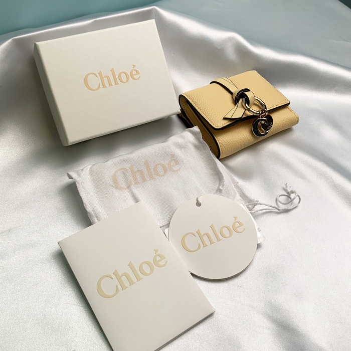 【爆買】クロエ 折り財布 レザー ALPHABET スモール財布 レディース ブラウン イエロー グリーン CHC21WP946F57 CHLOEの画像
