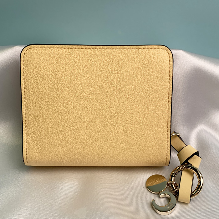 【未使用】Chloe アルファベット　三つ折り財布　イエロー クロエ Chloe CHC21WP946F57 三つ折り財布 レディース 財布 ミニ財布