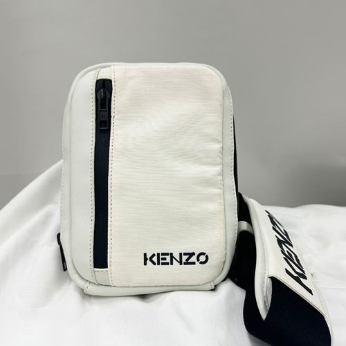 ケンゾー ショルダーバッグ Camera ストラップ付携帯ポーチ  メンズ レディース ブラック ホワイト訳あり FB65PM808B07 KENZO