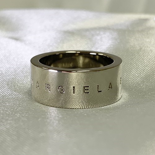 エムエムシックス メゾン・マルジェラ ロゴリング シンプル レディース シルバー SM6UQ0036SV0186 MM6 MAISON MARGIELAの画像