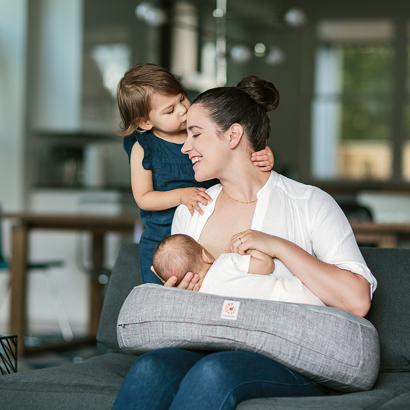 エルゴベビー ナチュラルカーブ・ナーシングピロー ergobaby 授乳クッション 授乳専用カーブ設計 固め 新生児 おうち時間 親子時間 おっぱい キッズ ベビー