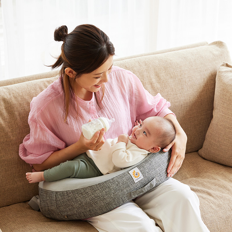 エルゴベビー ナチュラルカーブ・ナーシングピロー ergobaby 授乳クッション 授乳専用カーブ設計 固め 新生児 おうち時間 親子時間 おっぱい キッズ ベビー