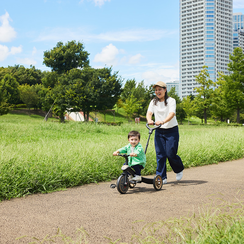 グロッバー GLOBBER 三輪車 ベビーカー エクスプローラー トライク 3つのモードに変形する3in1 4段階に変形する4in1 機能的 世界が変わる 楽しい育児 散歩 お出かけ 公園に行こう ワンちゃんとお出かけ 日光を浴びる ピクニック お子さま