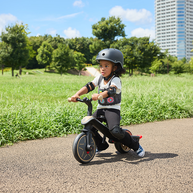 グロッバー GLOBBER 三輪車 ベビーカー エクスプローラー トライク 3つのモードに変形する3in1 4段階に変形する4in1 機能的 世界が変わる 楽しい育児 散歩 お出かけ 公園に行こう ワンちゃんとお出かけ 日光を浴びる ピクニック お子さま